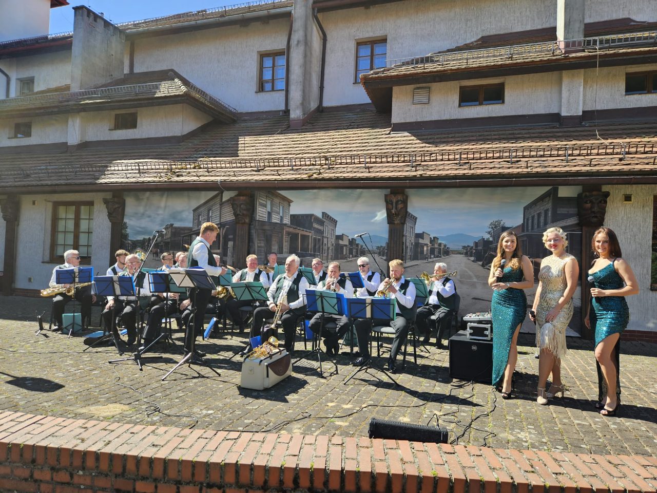 Wyjątkowy koncert na terenie Domu Pomocy Społecznej im. Papieża Jana Pawła II w Gorzycach - zdjęcie 6